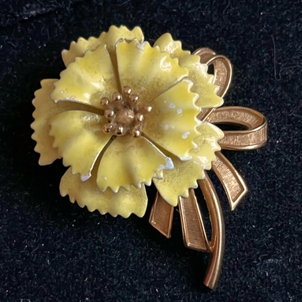 Trifari Signed Vintage Rare Yellow Flower & Gold Tone Brooch. MA